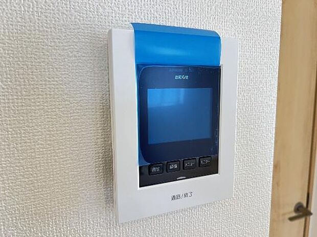 訪問者が一目で分かるTVモニタ付きインターフォンを装備した心強さも魅力なお住まいです。