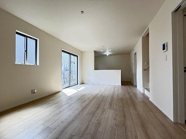 明るい日差しが入る風通しの良いリビングです。