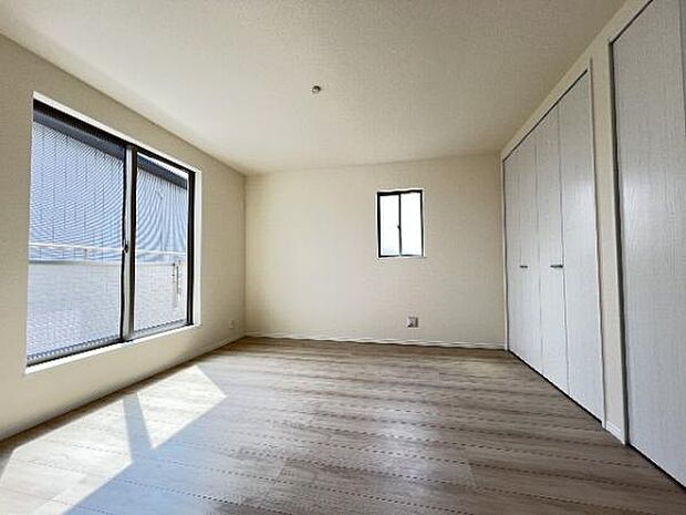 明るい広々とした主寝室でご家族ゆっくりお休みになれますね。