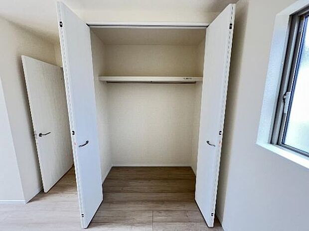 中の物を確認しやすく、取り出しやすい収納スペース。お部屋を広々とお使いいただけます。