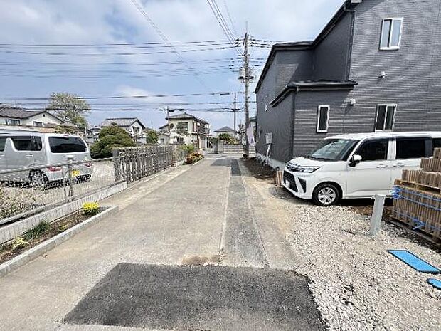 前面道路を含めた現地写真です。