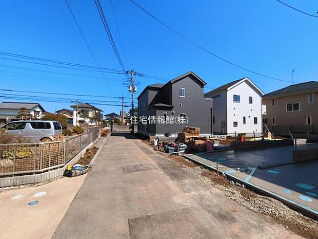 前面道路を含めた現地写真です。