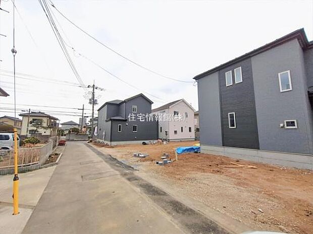 前面道路を含めた現地写真です。