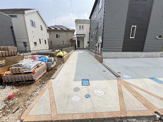 駐車場です。前面道路との高低差も少なく、スムーズに出入りできます。