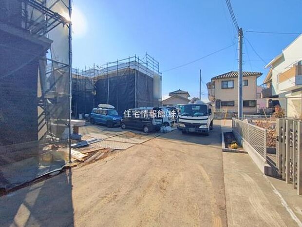 前面道路を含めた現地写真です。