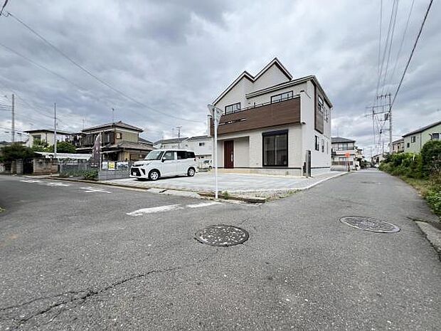 前面道路を含む現地写真です。