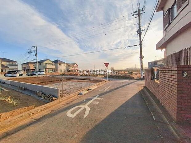 前面道路を含めた現地写真です。