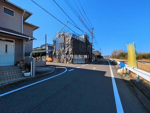 前面道路を含めた現地写真です。