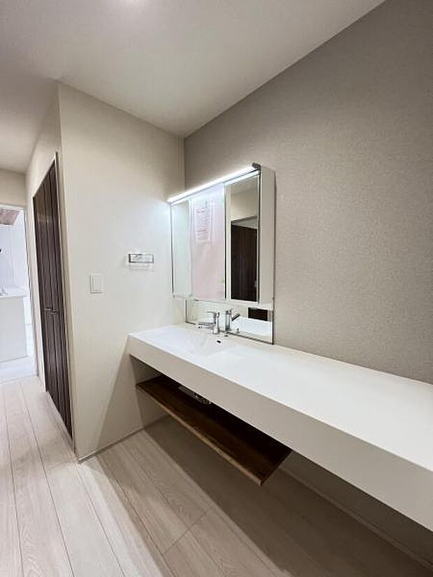 洗面化粧台です。朝の身支度から1日が始まります。