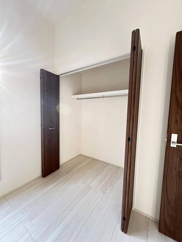 いつでもお部屋をスッキリお使い頂ける収納スペースを設置。