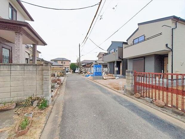 前面道路を含めた現地写真です。