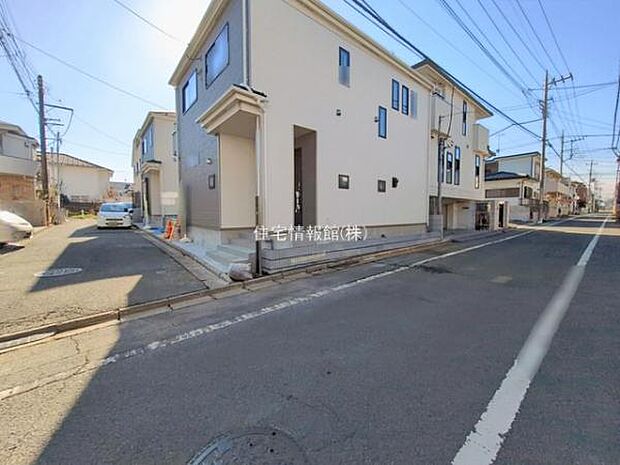 前面道路を含めた現地写真です。