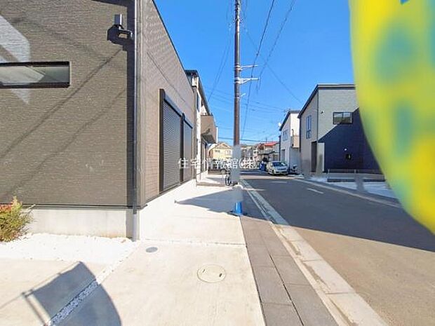前面道路を含めた現地写真です。