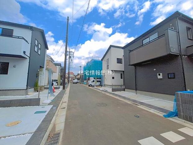 前面道路を含めた現地写真です。