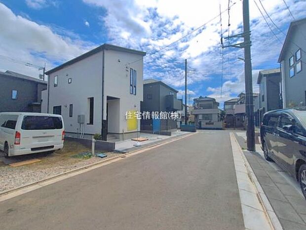 前面道路を含めた現地写真です。