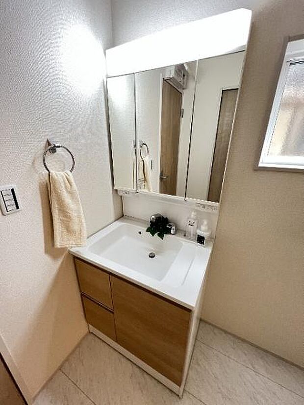 シャワー付き洗面化粧台です。手軽にシャンプーができ、お掃除もしやすいですね。