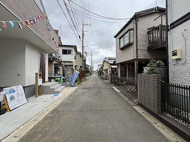 前面道路を含めた現地写真です。