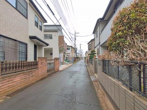 前面道路を含めた現地写真です。