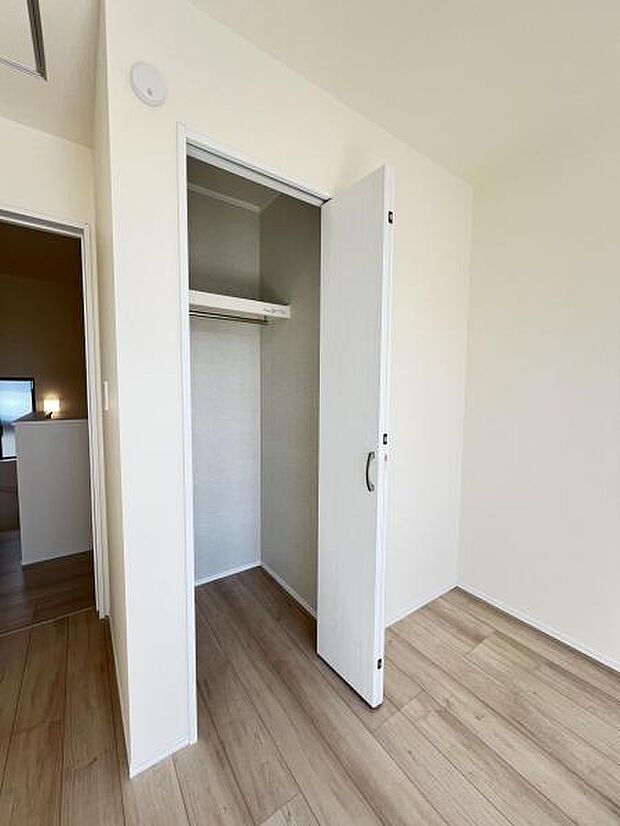 いつでもお部屋をスッキリお使い頂ける収納スペースを設置。