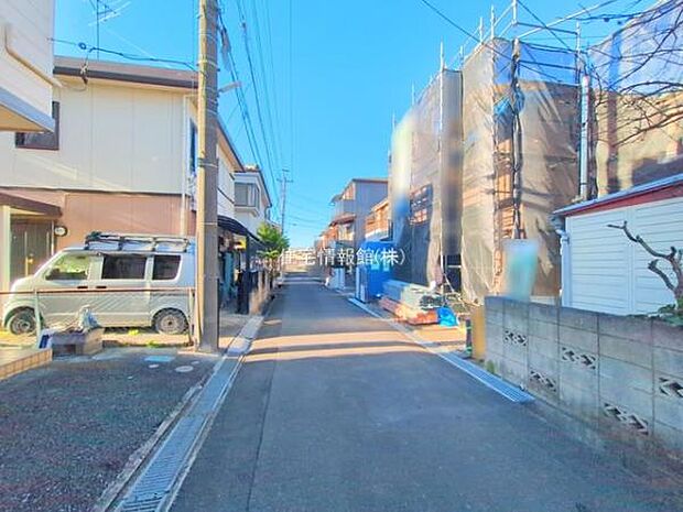 前面道路を含めた現地写真です。