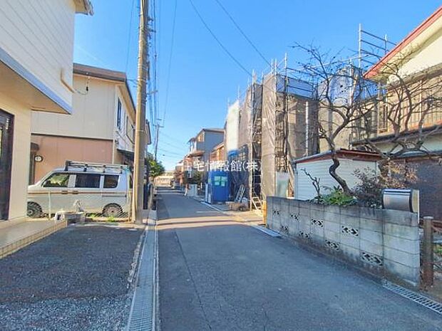 前面道路を含めた現地写真です。