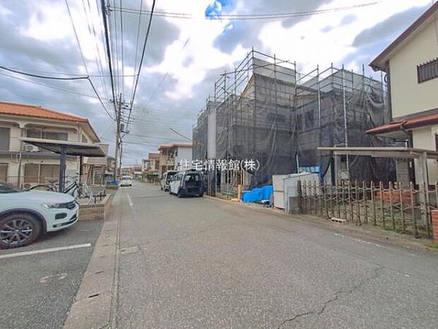 前面道路を含めた現地写真です。