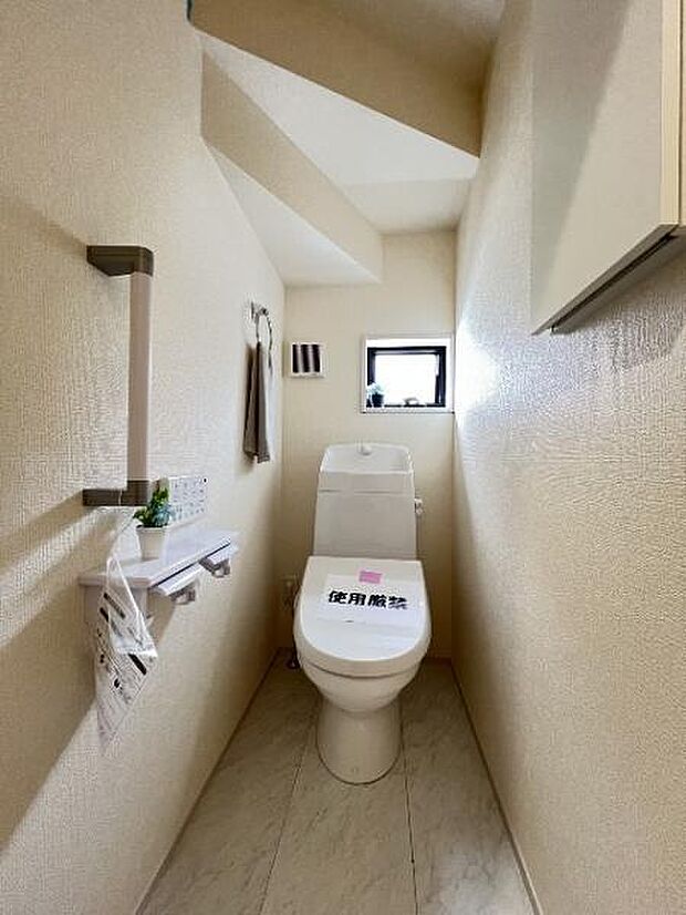 シャワー洗浄機能付のトイレは、清潔感が印象的な空間ですね。