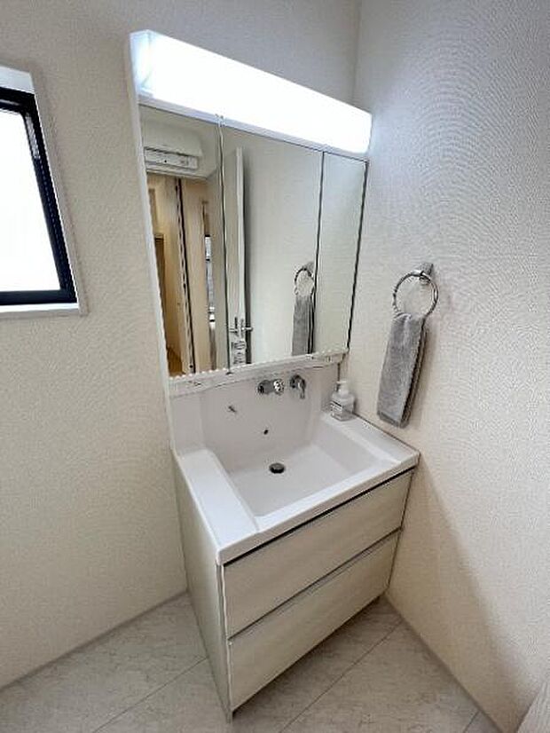 シャワー付き洗面化粧台です。手軽にシャンプーができ、お掃除もしやすいですね。