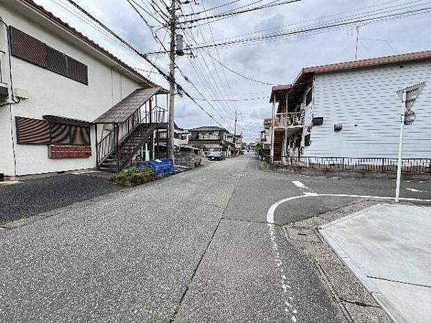 前面道路を含めた現地写真です。