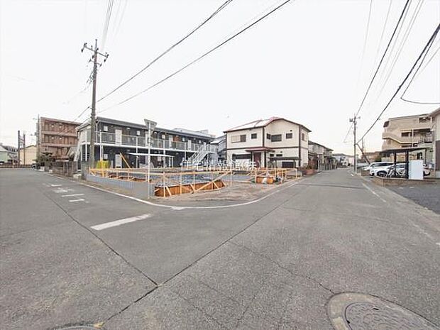 前面道路を含めた現地写真です。