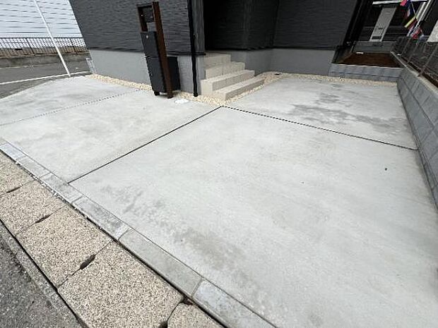 駐車場です。前面道路との高低差も少なく、スムーズに出入りできます。