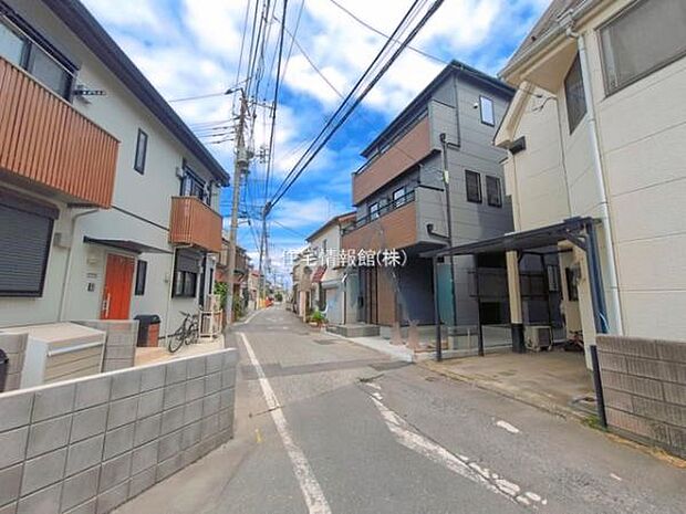 前面道路を含めた現地写真です。