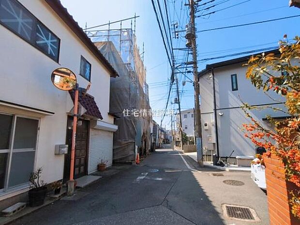 前面道路を含めた現地写真です。