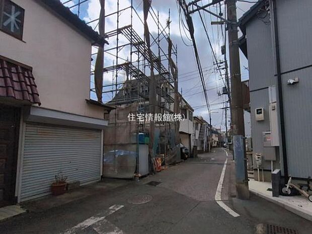 前面道路を含めた現地写真です。