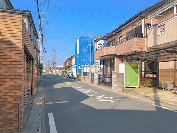 前面道路を含めた現地写真です。