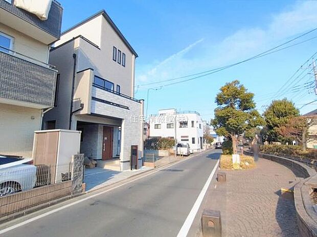 前面道路を含めた現地写真です。