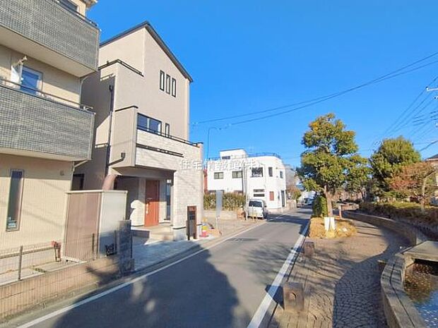前面道路を含めた現地写真です。