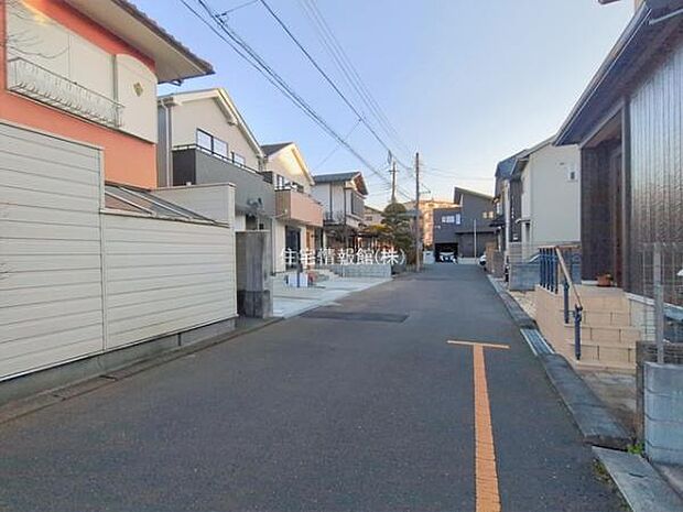 前面道路を含めた現地写真です。