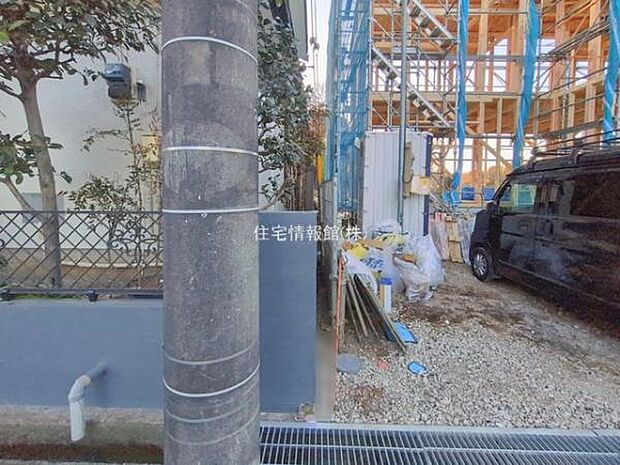 前面道路を含めた現地写真です。