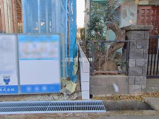 前面道路を含めた現地写真です。