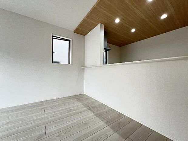 キッチン正面にダイニングセットを配置することで、配膳もスムーズに。調理中も会話を楽しめます。
