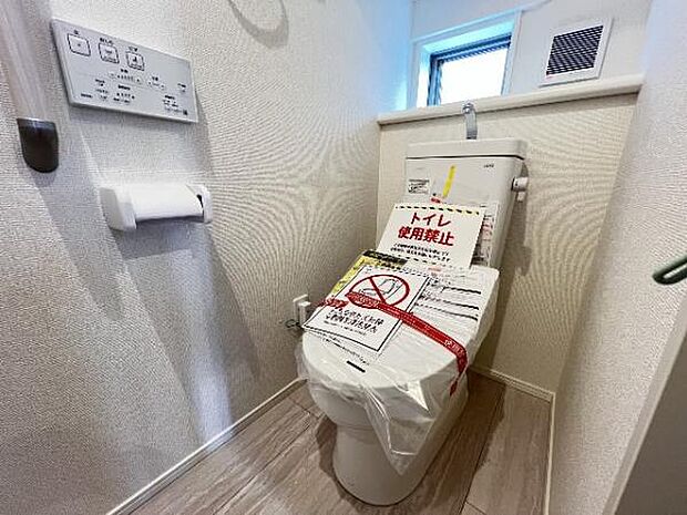 シャワー洗浄機能付のトイレは、清潔感が印象的な空間ですね。