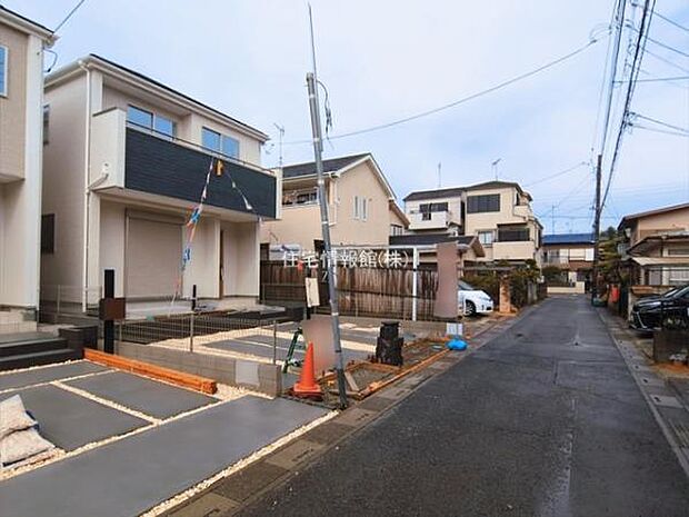 前面道路を含めた現地写真です。