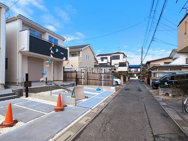 前面道路を含めた現地写真です。