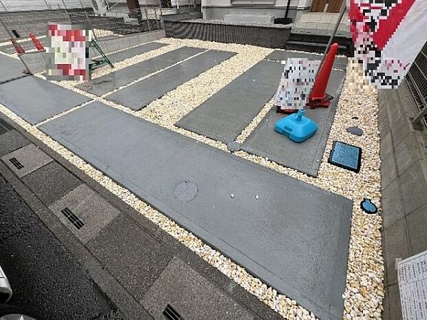 駐車場です。前面道路との高低差も少なく、スムーズに出入りできます。