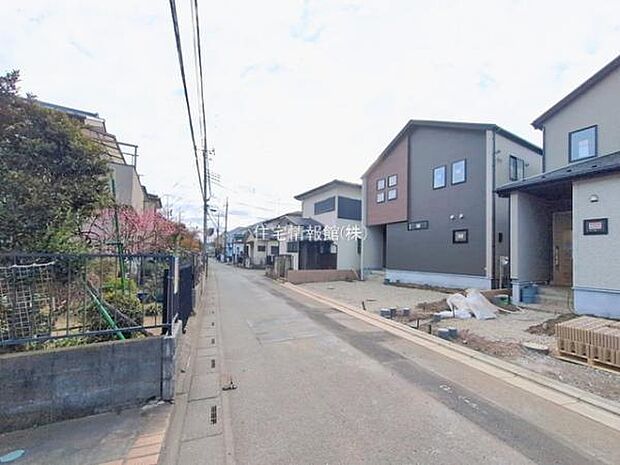 前面道路を含めた現地写真です。