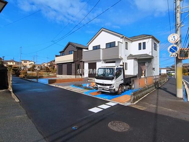 前面道路を含めた現地写真です。