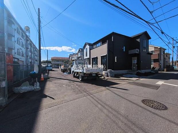 前面道路を含めた現地写真です。