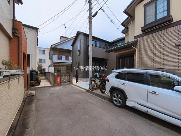 前面道路を含めた現地写真です。