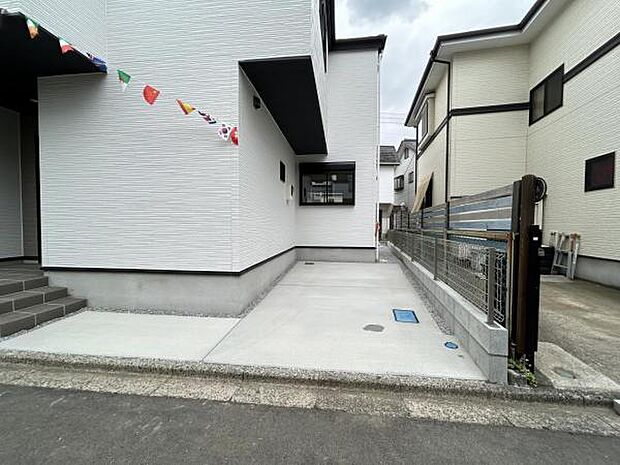 駐車場ももちろん完備しておりますのでお車所有の方にも心強いです。